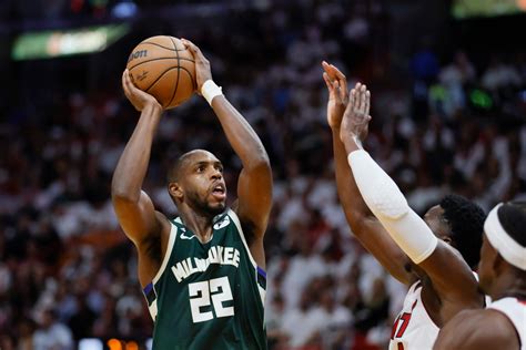 Bucks’ Khris Middleton had knee surgery after playoffs, expected to ...