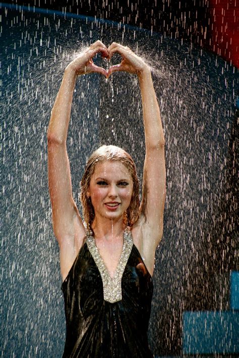 The hand heart after should've said no at the fearless tour Taylor Swift Fearless, Show Da ...