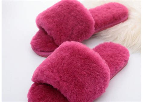 Wool Lining Womens Fluffy Slippers , Pink Warm Fuzzy Slippers Rubber Sole