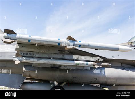 Missiles on an US Air Force F-16 fighter jet Stock Photo - Alamy