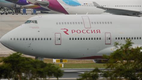 boeing 747 rossiya, vista lateral 7009758 Vídeo de stock en Vecteezy