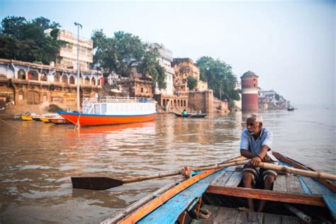 A Boat Ride in Varanasi: 5 Things You Should Know - Laure Wanders