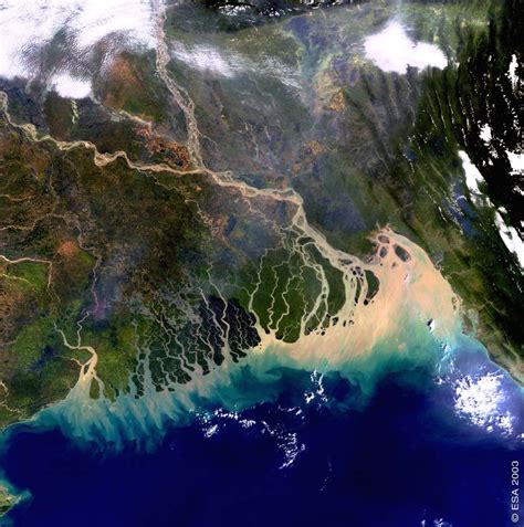 Space in Images - 2005 - 03 - The Bangladesh coastline seen by Envisat