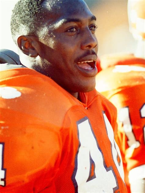 Levon Kirkland named to S.C. Football Hall of Fame