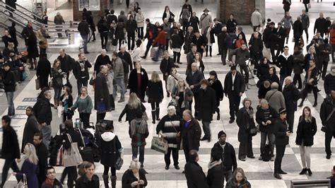 Finding Solitary Movement in a Busy Crowd (Animated Gifs) | Modern metropolis, Street ...
