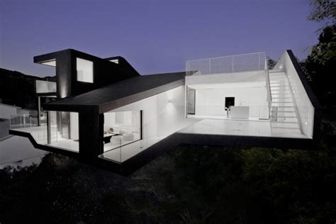 Black and White House Design Proves Opposites Attract