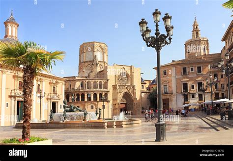 Plaza de la Virgen in Valencia Stock Photo - Alamy