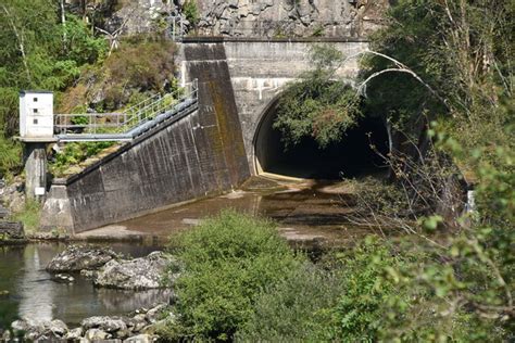 Outlet from Loch Garry © N Chadwick cc-by-sa/2.0 :: Geograph Britain ...