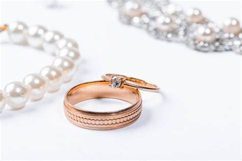 Gold wedding rings on white background - Creative Commons Bilder