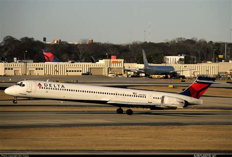 Delta Air Lines McDonnell Douglas MD-80/90 N961DN (photo 12079) | Airfleets aviation