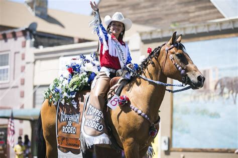 Thousands gather for Toppenish Wild West Parade | News Photos | yakimaherald.com