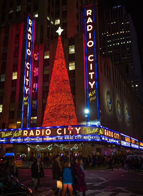 NYC Christmas Window Displays: Free Walking Tour in New York | Nyc ...