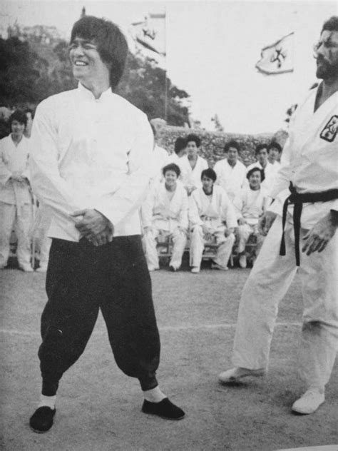 Bruce Lee and Robert Wall on the set of „Enter the Dragon“ | Bruce lee ...