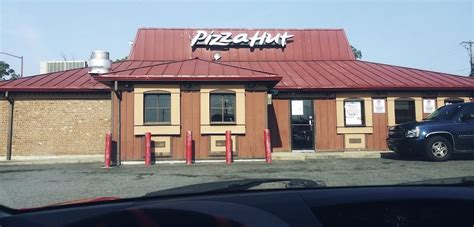 Eat-In Pizza Hut near my apartment just outside of Washington, DC. Still open! : r/doughboys