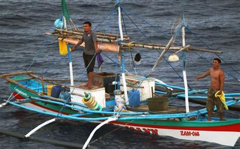 USS Mustin crew tows stranded fishermen to safety | Stars and Stripes