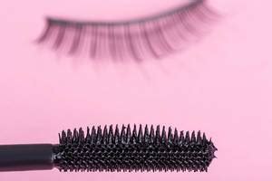 Close up of a woman's hand holding false eyelashes - Creative Commons ...