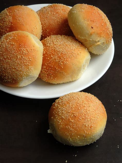 Priya's Versatile Recipes: Pandesal/Filipino Bread Rolls