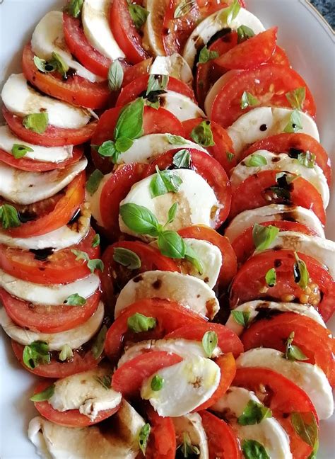 Tomato Mozzarella Basil Salad - Ester kocht