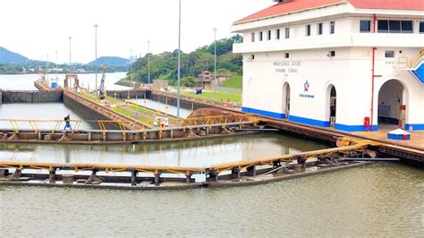 Premium Photo | Cargo ships in panama canal locks in panama city