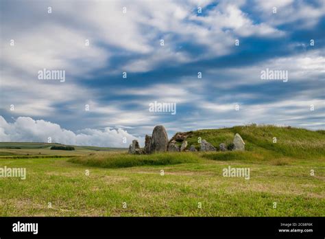 West Kennet Long Barrow. Neolithic chambered tomb. Avebury , Wiltshire, England Stock Photo - Alamy