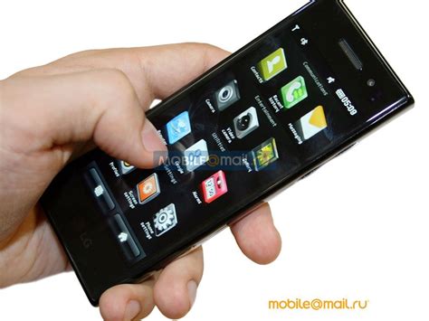 LG BL40 Chocolate phone gets hands-on, preview - SlashGear