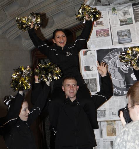 West Point rallies to support Army Football | Article | The United ...