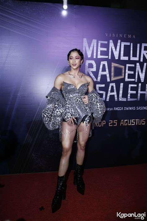 8 Hot Photos of Aghniny Haque on the Red Carpet Premiere of 'MENCURI ...