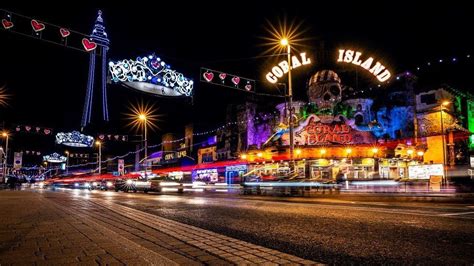 Covid: Blackpool Illuminations extended to boost tourism - BBC News