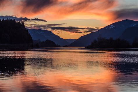 Columbia River Gorge at sunset. Taken in Hood River, OR [3936x2624] [OC] : r/EarthPorn