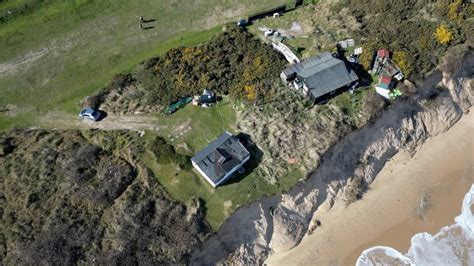 Erosion at Hemsby Beach threatens coastal homes - BBC News