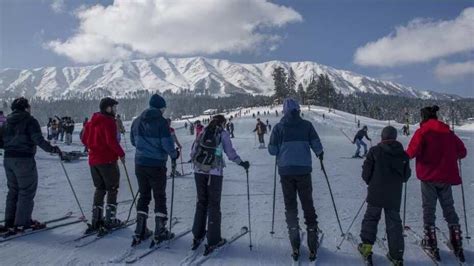 Tourists make way to the snow filled Kashmir resorts again | Travel ...