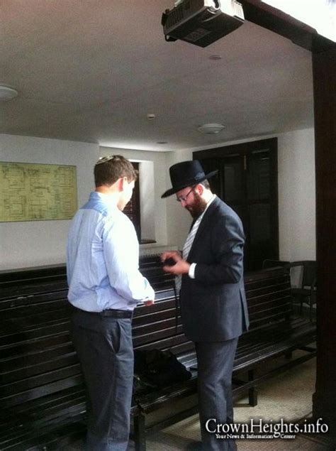 Picture of the Day: Avner Netanyahu Puts on Tefillin | CrownHeights ...