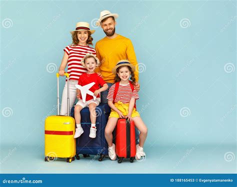 La Famiglia Moderna Felice Pronta Per Il Viaggio Immagine Stock - Immagine di ottimista ...