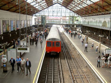 File:London Train Station.jpg - Wikimedia Commons