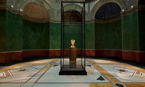 The Bust of Nefertiti in the Neues Museum, Berlin | Archaeology Travel