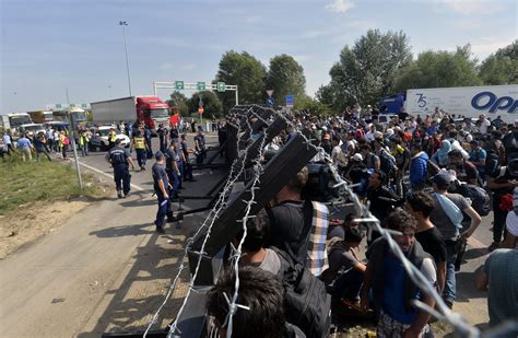 Hungary Blocks Migrants in Border Crackdown - The New York Times