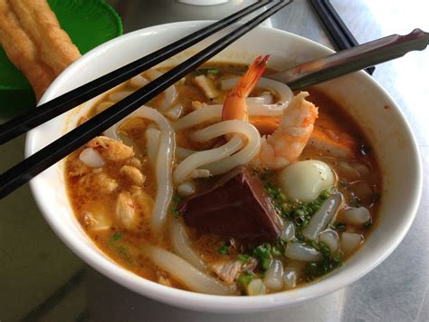 Bánh Canh Cua – Eating Saigon!