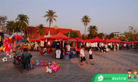 Wandering around night markets in Vientiane - Gadt Travel