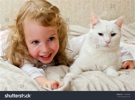 Cute Little Girl Lying Bed White Foto de stock 115400383 | Shutterstock
