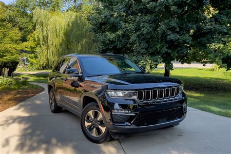 How Far Can a 2022 Jeep Grand Cherokee 4xe Go on Electricity Alone? | Cars.com