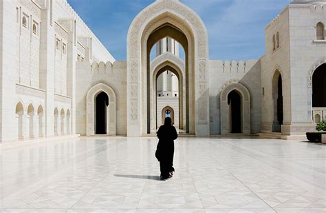 4 Important Etiquette Tips for Travelers in Oman