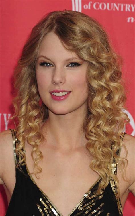 fashionjewellery: Taylor Swift Long Curls with Bangs