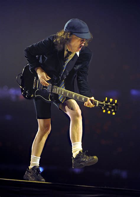 11-Year-Old Boy Plays “Highway To Hell” On Guitar – Sounds Exactly Like Angus Young – Daily Rock Box