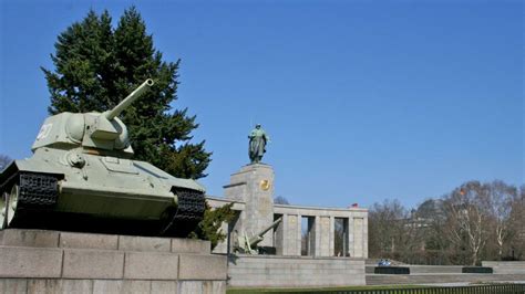 German paper: Remove Russian tanks from war memorial | The Times of Israel