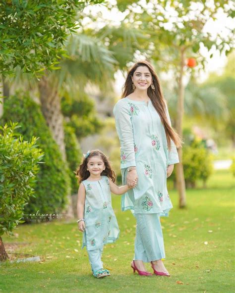 Junaid Jamshed Niazi gives us major family goals from his latest family portraits - Showbiz Pakistan