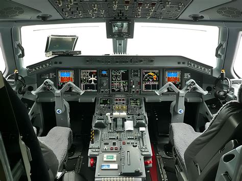 Embraer E190 flightdeck | On the ground at Geneva. No HUD sy… | Flickr