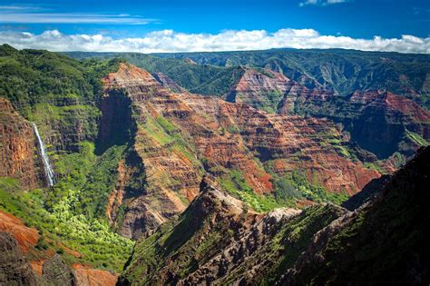 Absolutely breath taking. Waimea Canyon, Kauai Hawaii. [OC] [4916x3278] : EarthPorn