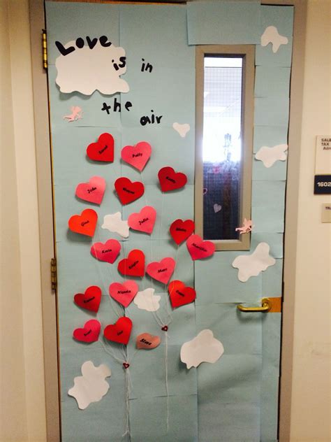 Valentine's Day Office Door Decoration. Each heart has an employees' name on it. | Murales ...