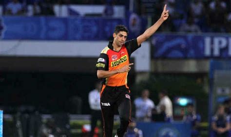 IPL 2017: Ashish Nehra achieves rare milestone, completes 100 wickets ...