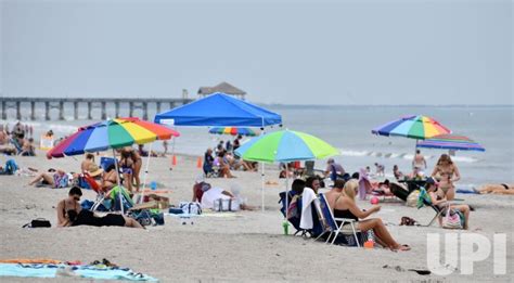 Photo: Florida Beaches Opening Following Covid Threat - CBP20200426004 ...